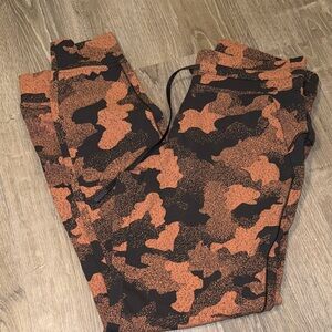 NWOT lululemon Camouflage Print joggers - size 6